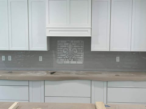 Kitchen tile backsplash with decorative accent tile