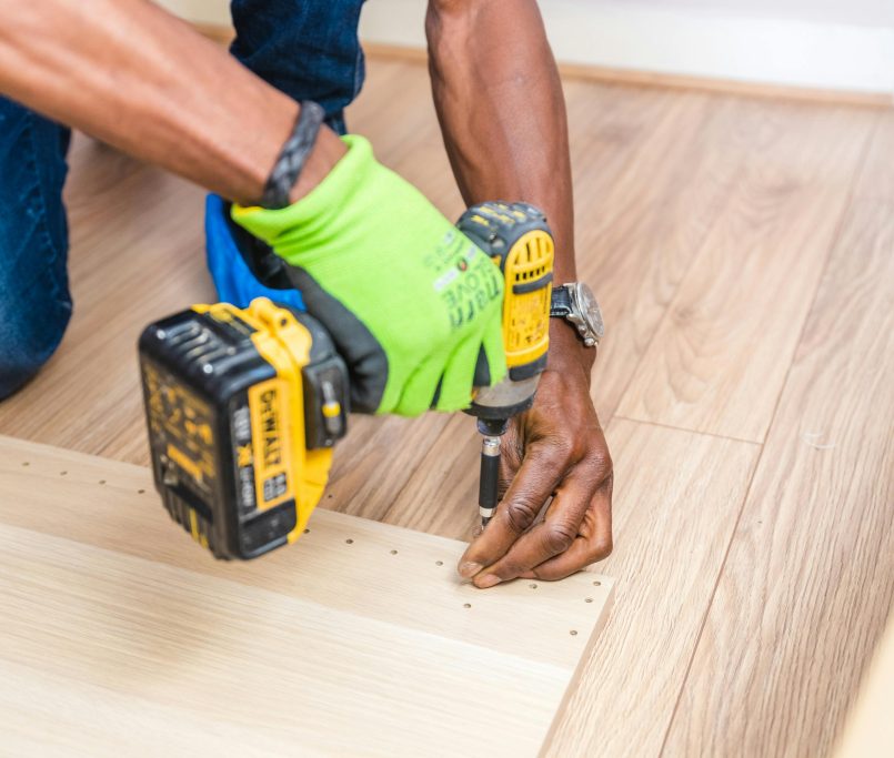 Homeowner asking flooring contractor questions in St. Louis
